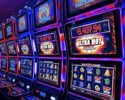 Bàn baccarat Live Casino trực tuyến với dealer thật tại 13 win 11